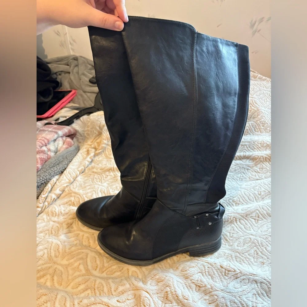 Black Wide-Calf Knee-High Riding Boots – Low Heel – Zipper Closure
